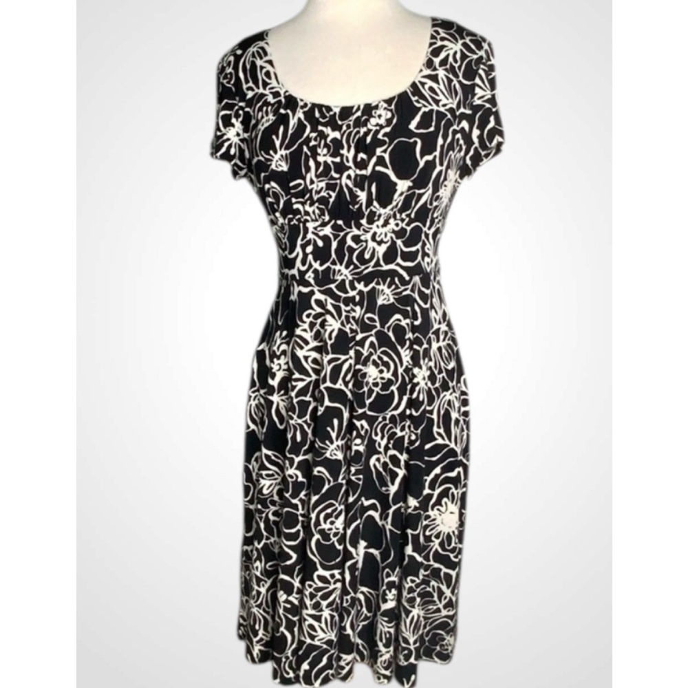 Dressbarn Short Sleeve Stretchy Black White Floral Casual Career Dress M